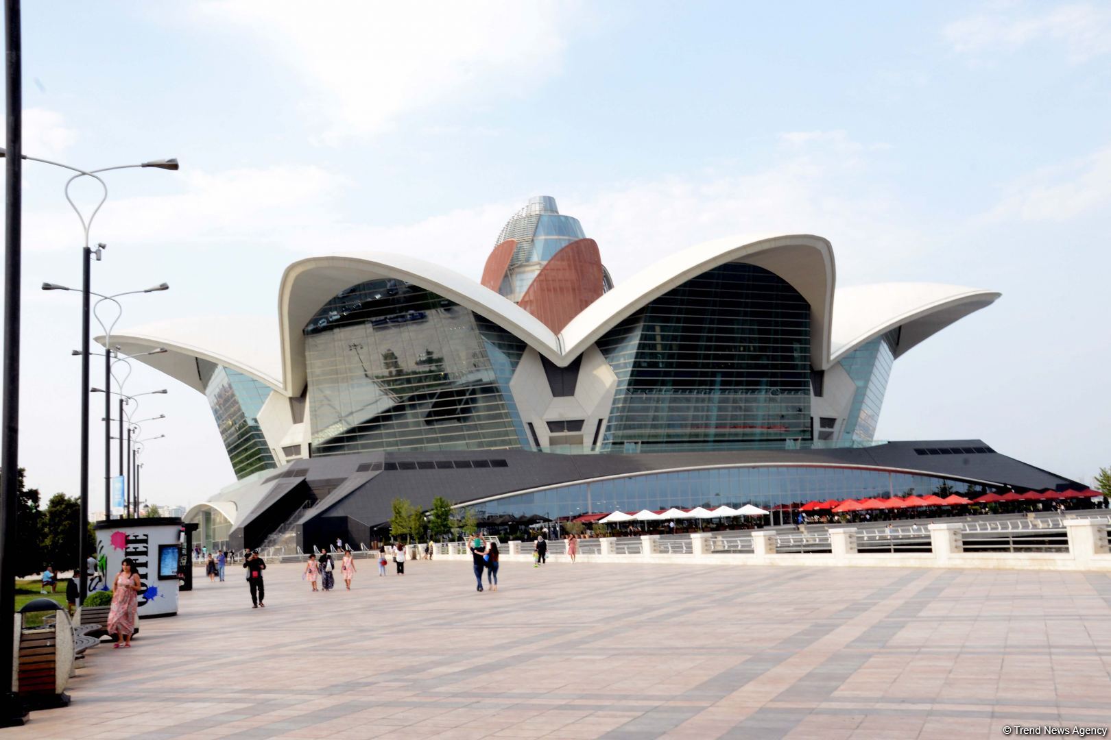 Бакинский бульвар - излюбленное место отдыха туристов и жителей столицы - ФОТОРЕПОРТАЖ