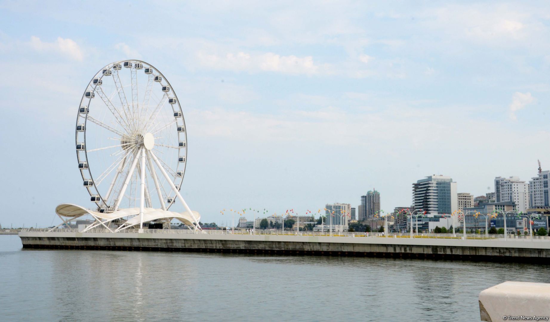 Бакинский бульвар - излюбленное место отдыха туристов и жителей столицы - ФОТОРЕПОРТАЖ