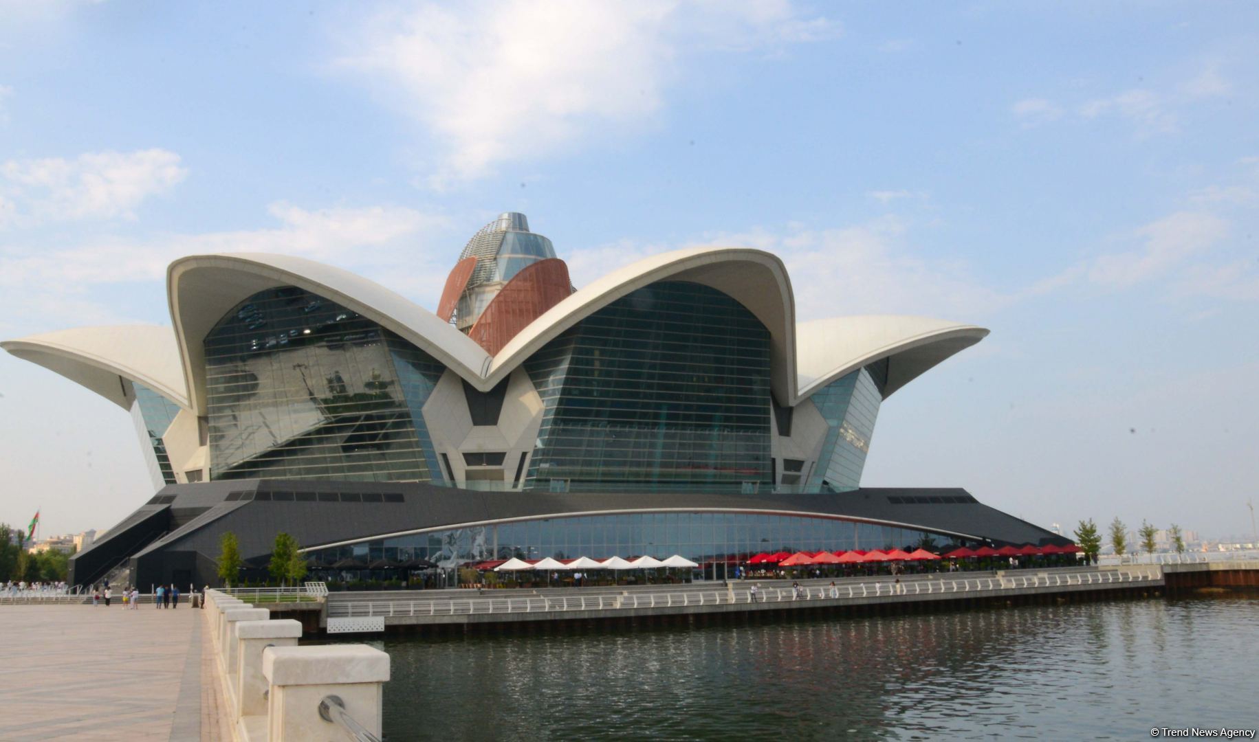 Бакинский бульвар - излюбленное место отдыха туристов и жителей столицы - ФОТОРЕПОРТАЖ