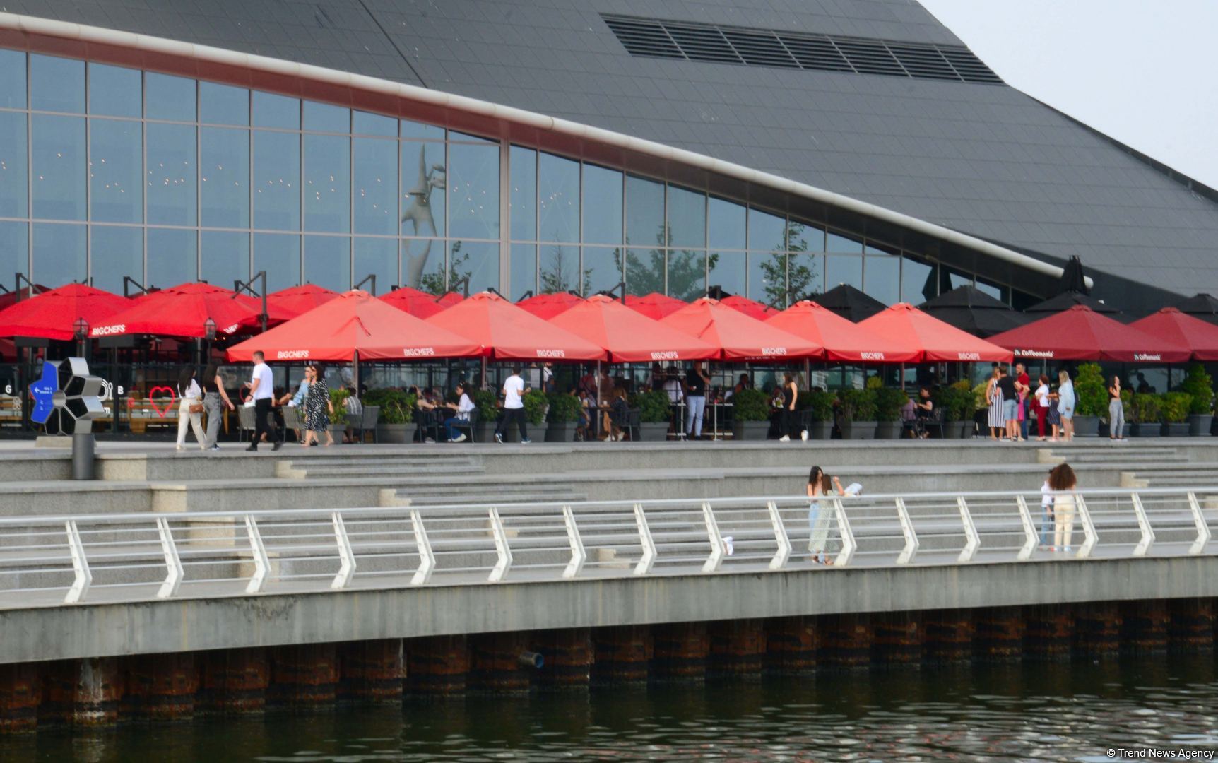 Бакинский бульвар - излюбленное место отдыха туристов и жителей столицы - ФОТОРЕПОРТАЖ