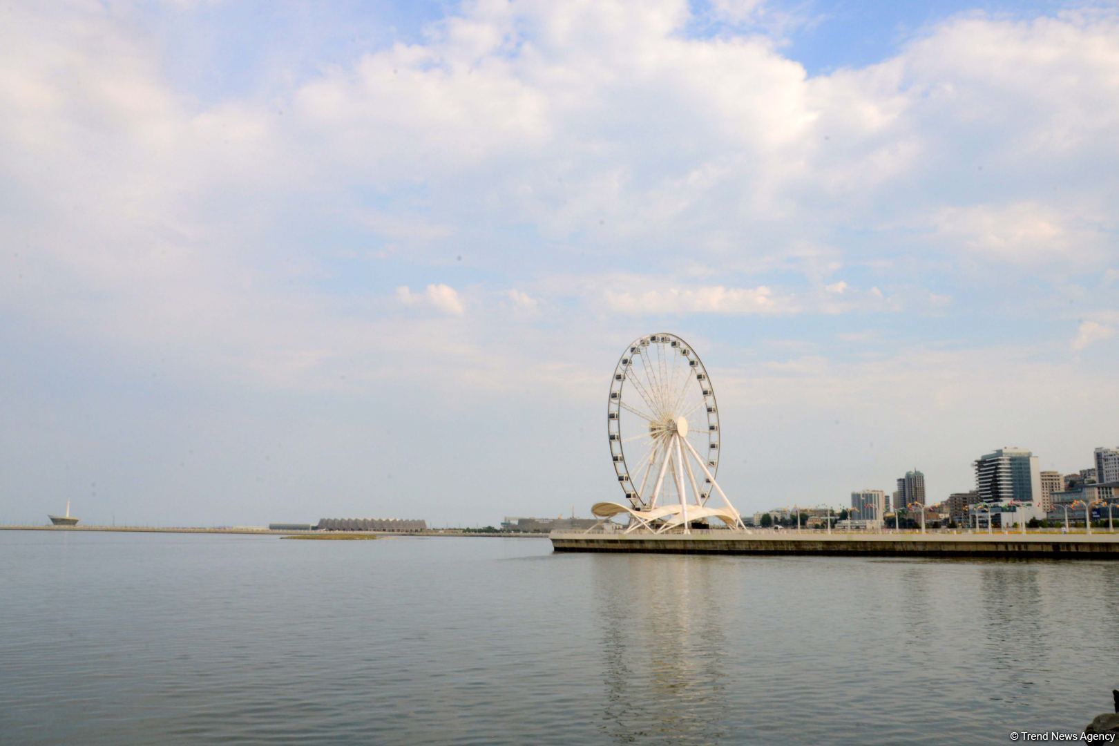 Бакинский бульвар - излюбленное место отдыха туристов и жителей столицы - ФОТОРЕПОРТАЖ