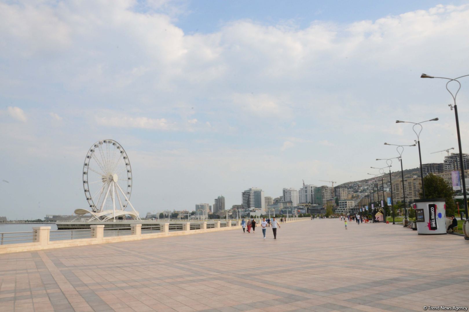 Бакинский бульвар - излюбленное место отдыха туристов и жителей столицы - ФОТОРЕПОРТАЖ