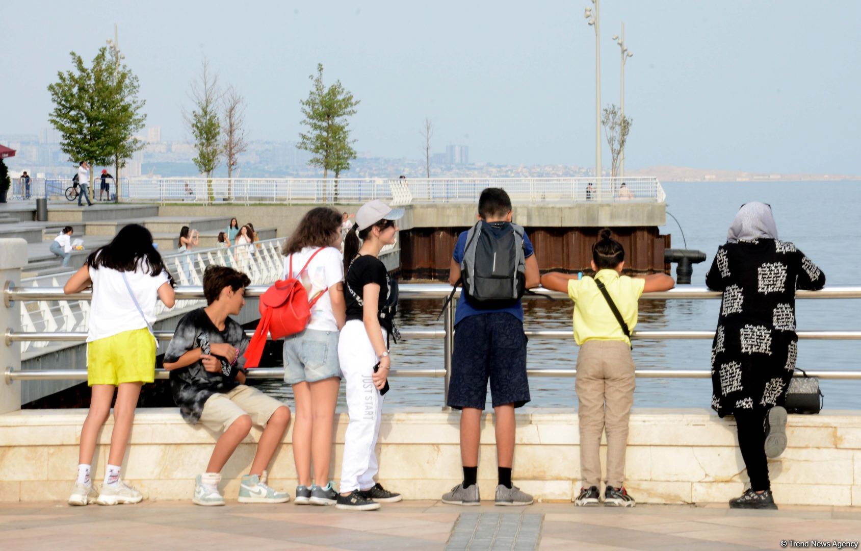 Бакинский бульвар - излюбленное место отдыха туристов и жителей столицы - ФОТОРЕПОРТАЖ