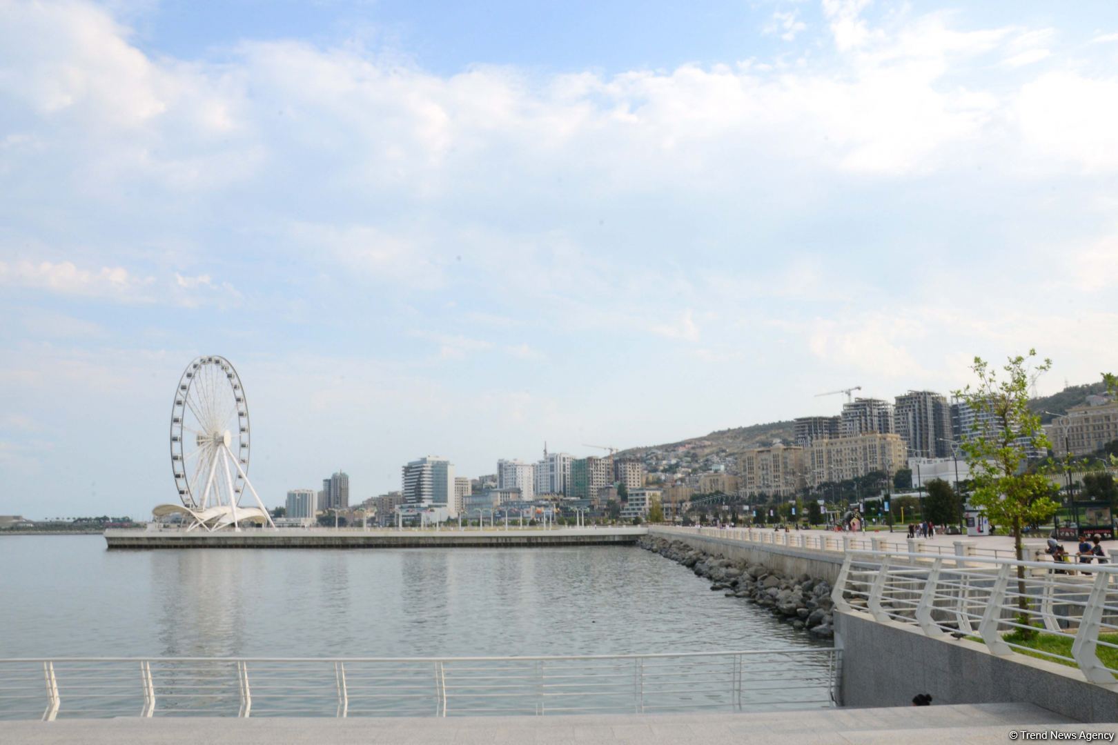 Бакинский бульвар - излюбленное место отдыха туристов и жителей столицы - ФОТОРЕПОРТАЖ