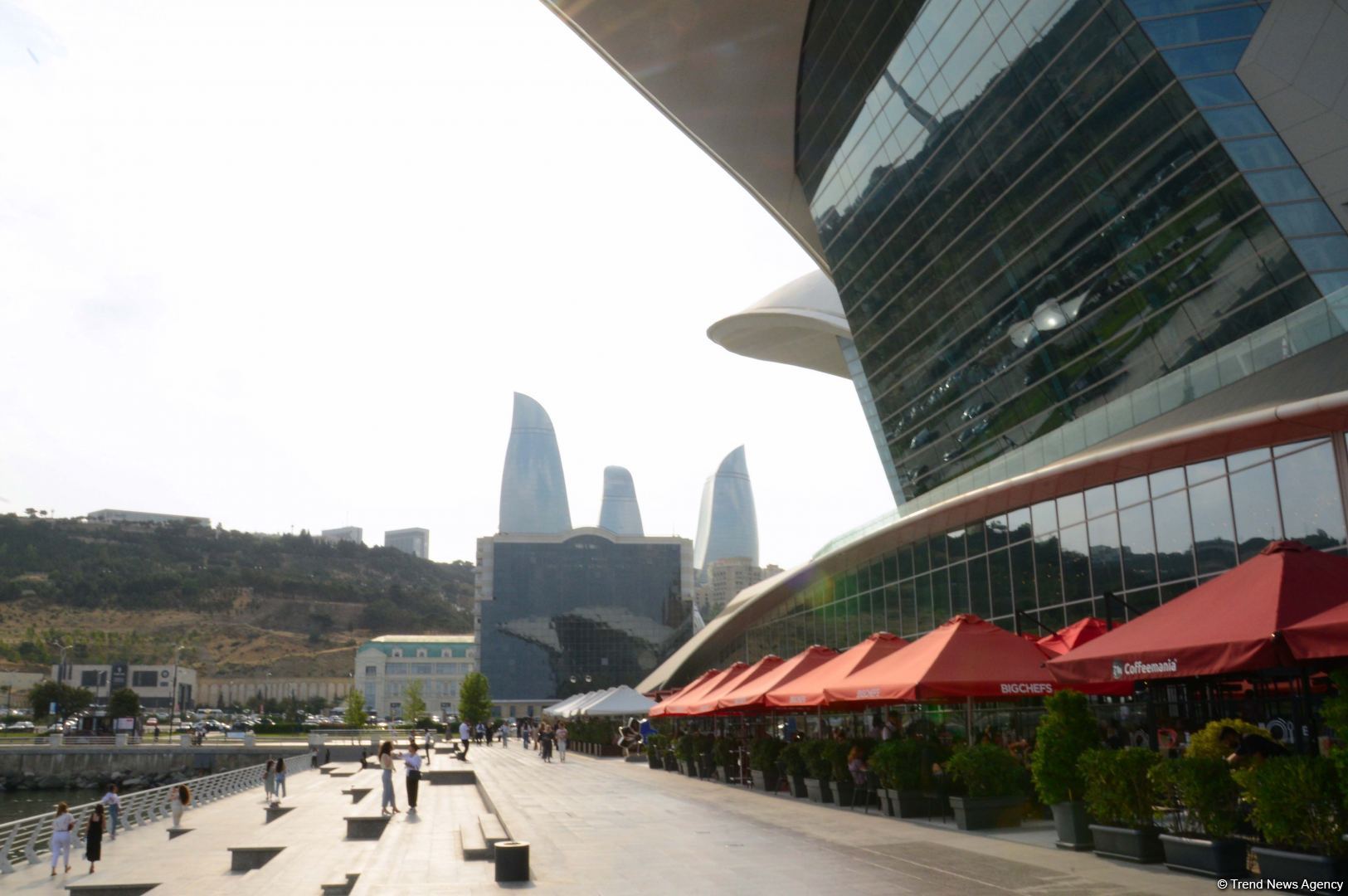 Бакинский бульвар - излюбленное место отдыха туристов и жителей столицы - ФОТОРЕПОРТАЖ