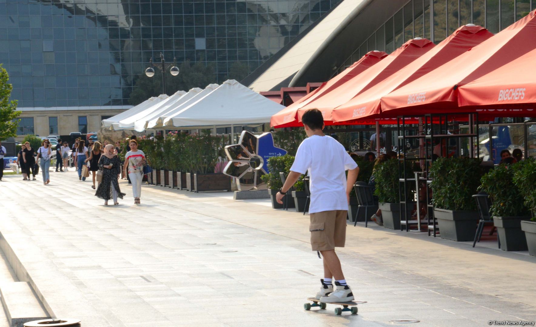 Бакинский бульвар - излюбленное место отдыха туристов и жителей столицы - ФОТОРЕПОРТАЖ
