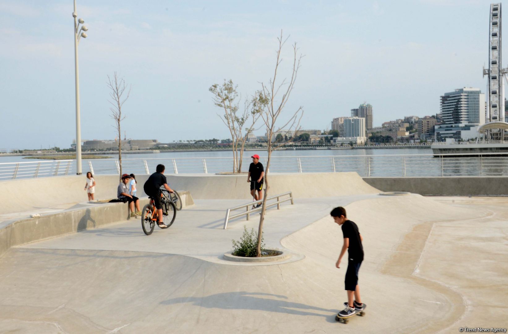 Бакинский бульвар - излюбленное место отдыха туристов и жителей столицы - ФОТОРЕПОРТАЖ