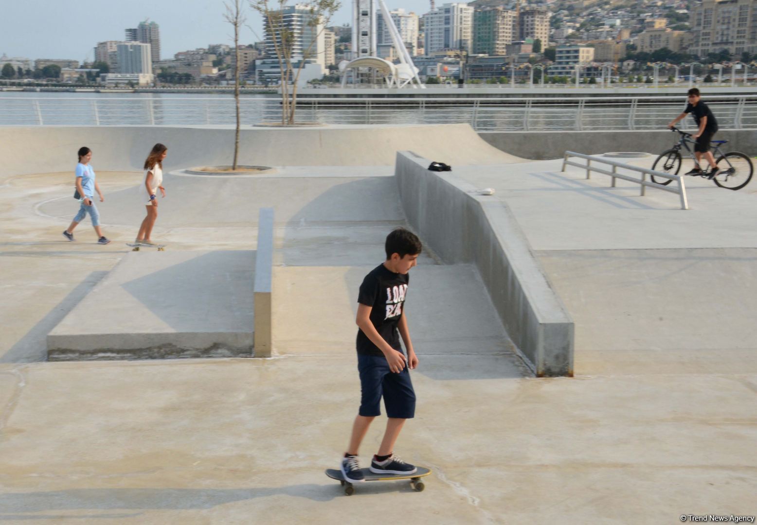Бакинский бульвар - излюбленное место отдыха туристов и жителей столицы - ФОТОРЕПОРТАЖ