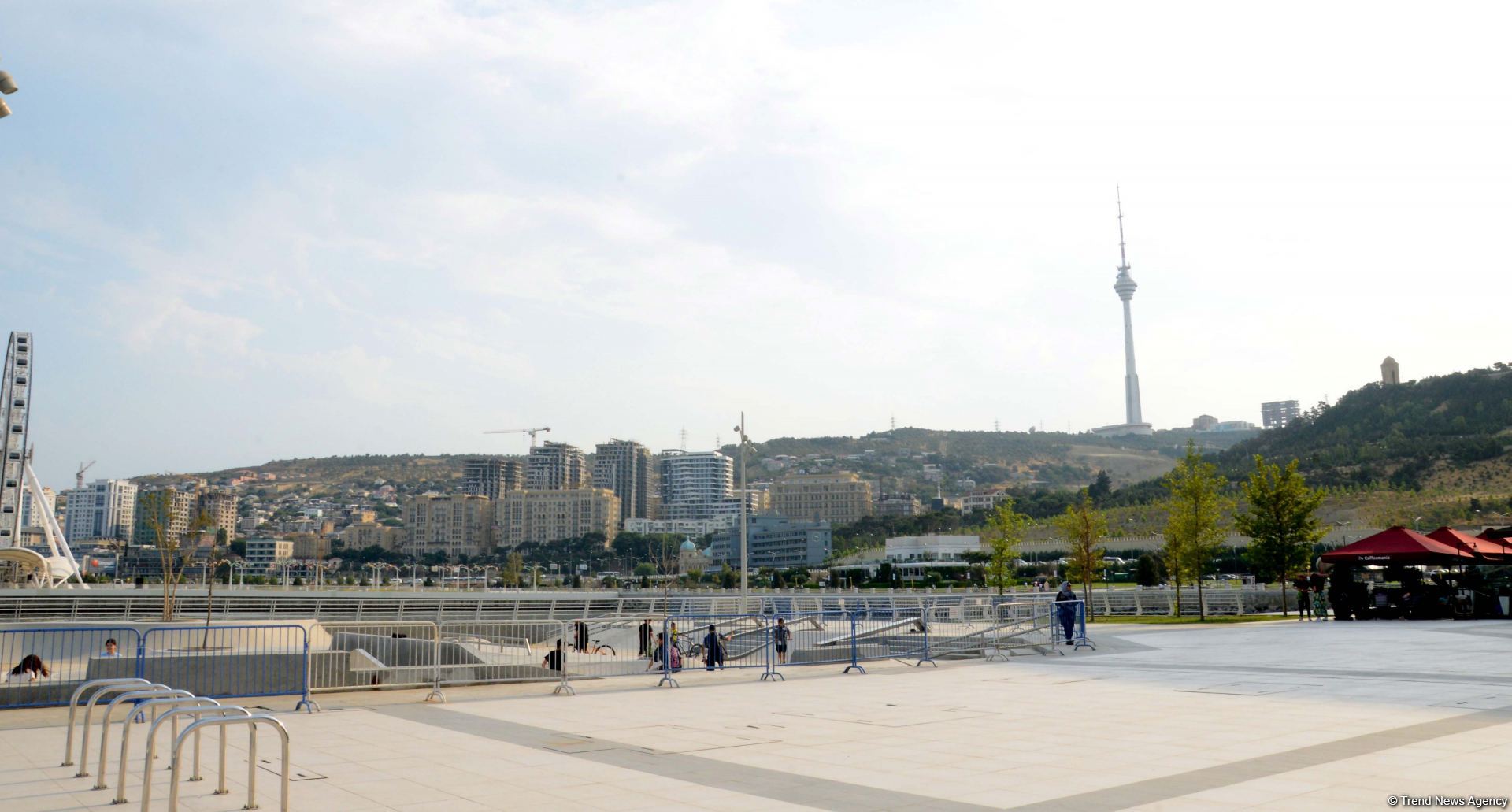 Бакинский бульвар - излюбленное место отдыха туристов и жителей столицы - ФОТОРЕПОРТАЖ