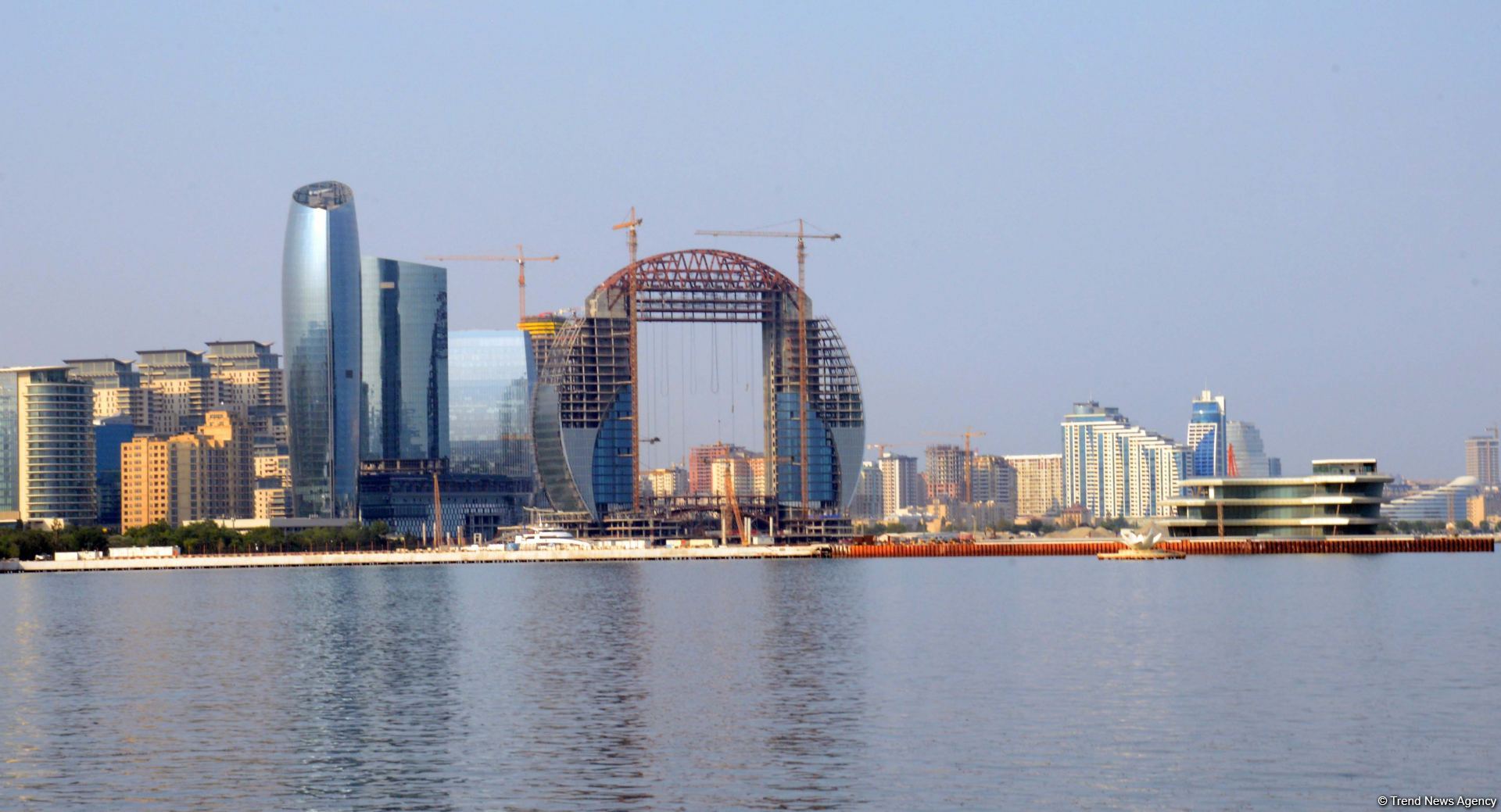 Бакинский бульвар - излюбленное место отдыха туристов и жителей столицы - ФОТОРЕПОРТАЖ