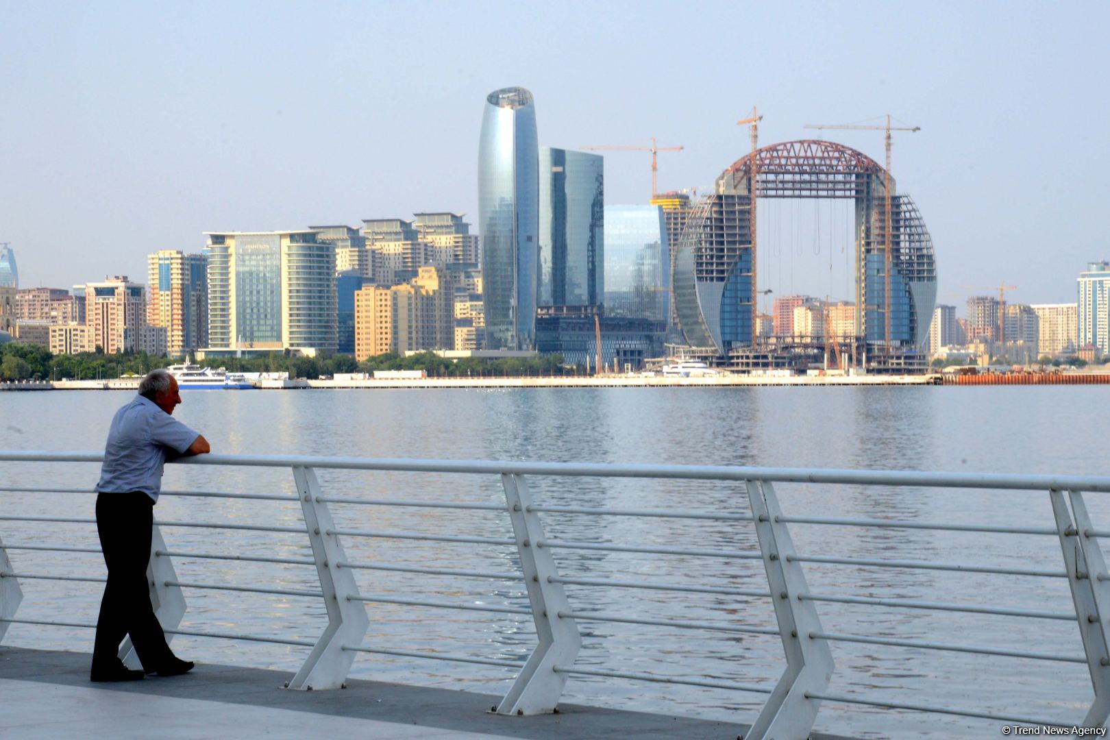 Бакинский бульвар - излюбленное место отдыха туристов и жителей столицы - ФОТОРЕПОРТАЖ