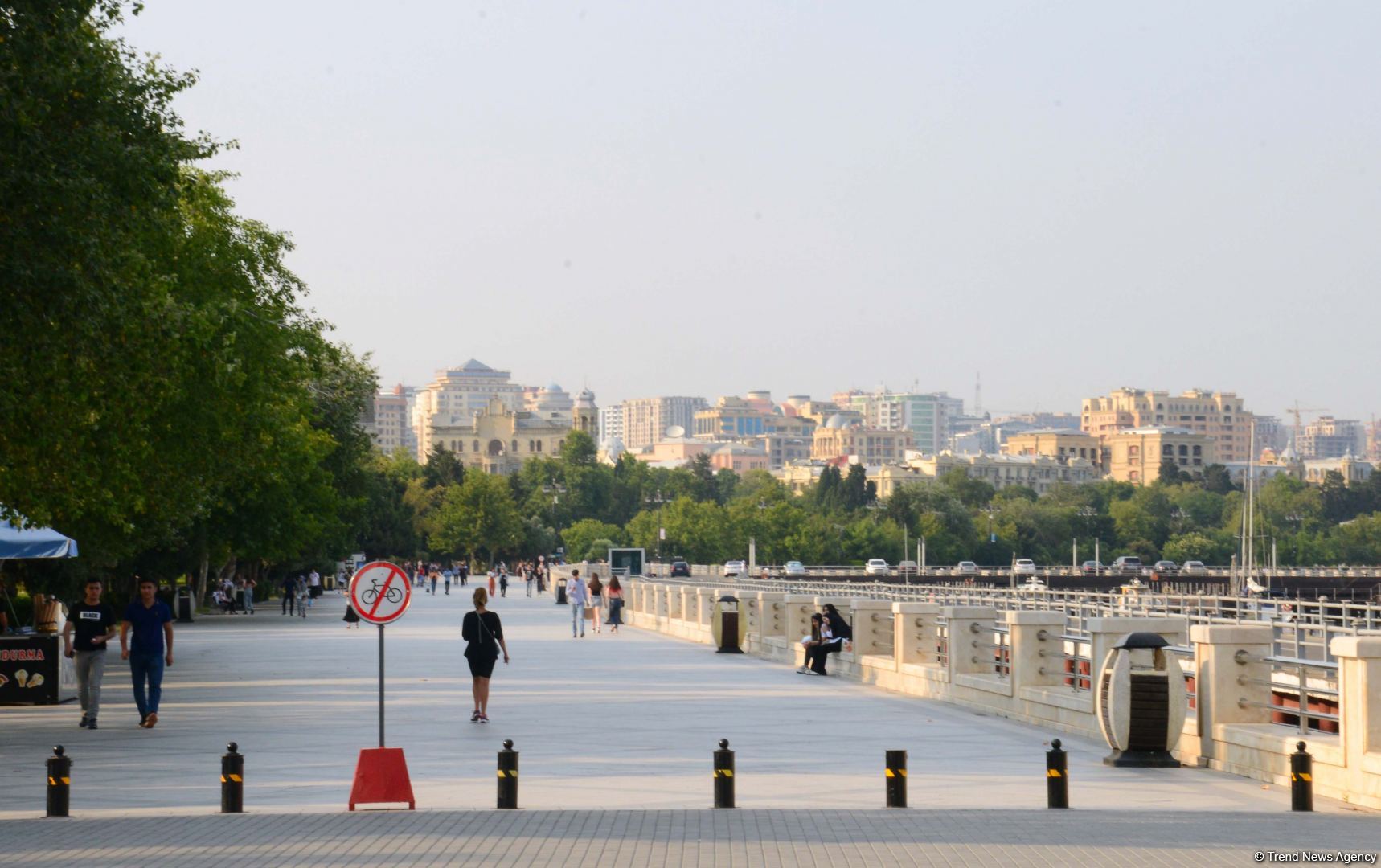 Бакинский бульвар - излюбленное место отдыха туристов и жителей столицы - ФОТОРЕПОРТАЖ