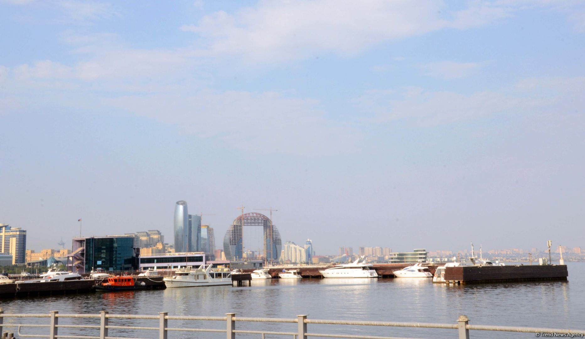 Бакинский бульвар - излюбленное место отдыха туристов и жителей столицы - ФОТОРЕПОРТАЖ