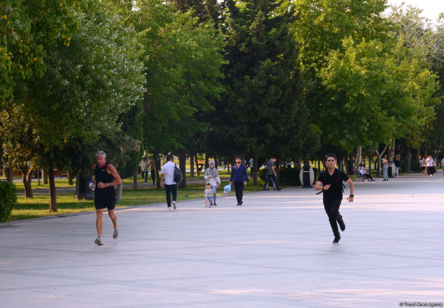 Бакинский бульвар - излюбленное место отдыха туристов и жителей столицы - ФОТОРЕПОРТАЖ