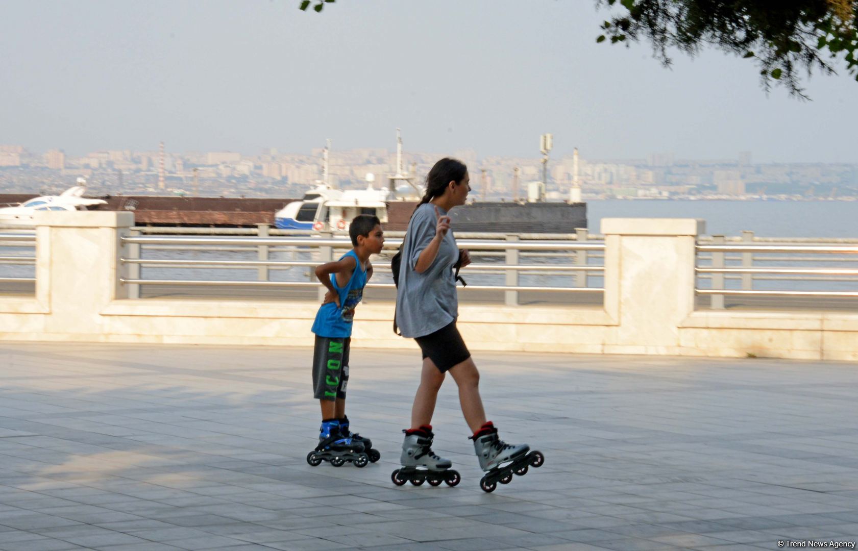 Бакинский бульвар - излюбленное место отдыха туристов и жителей столицы - ФОТОРЕПОРТАЖ