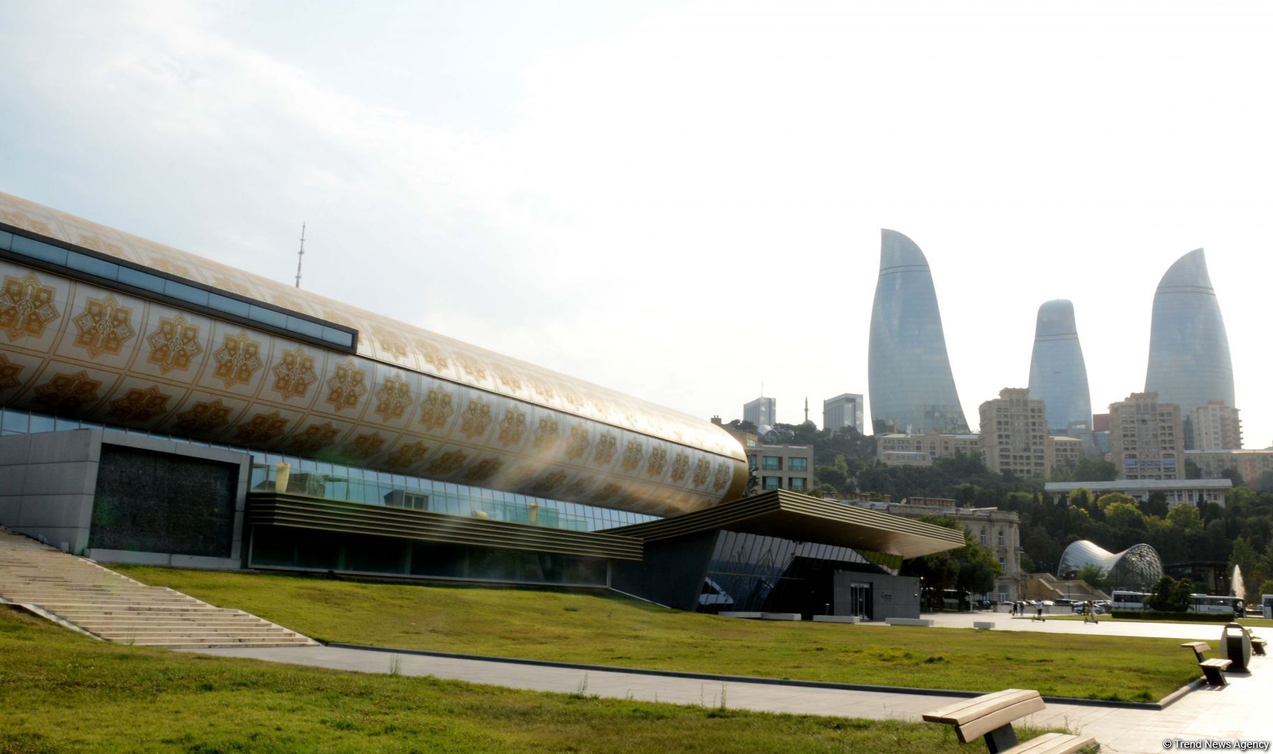 Бакинский бульвар - излюбленное место отдыха туристов и жителей столицы - ФОТОРЕПОРТАЖ