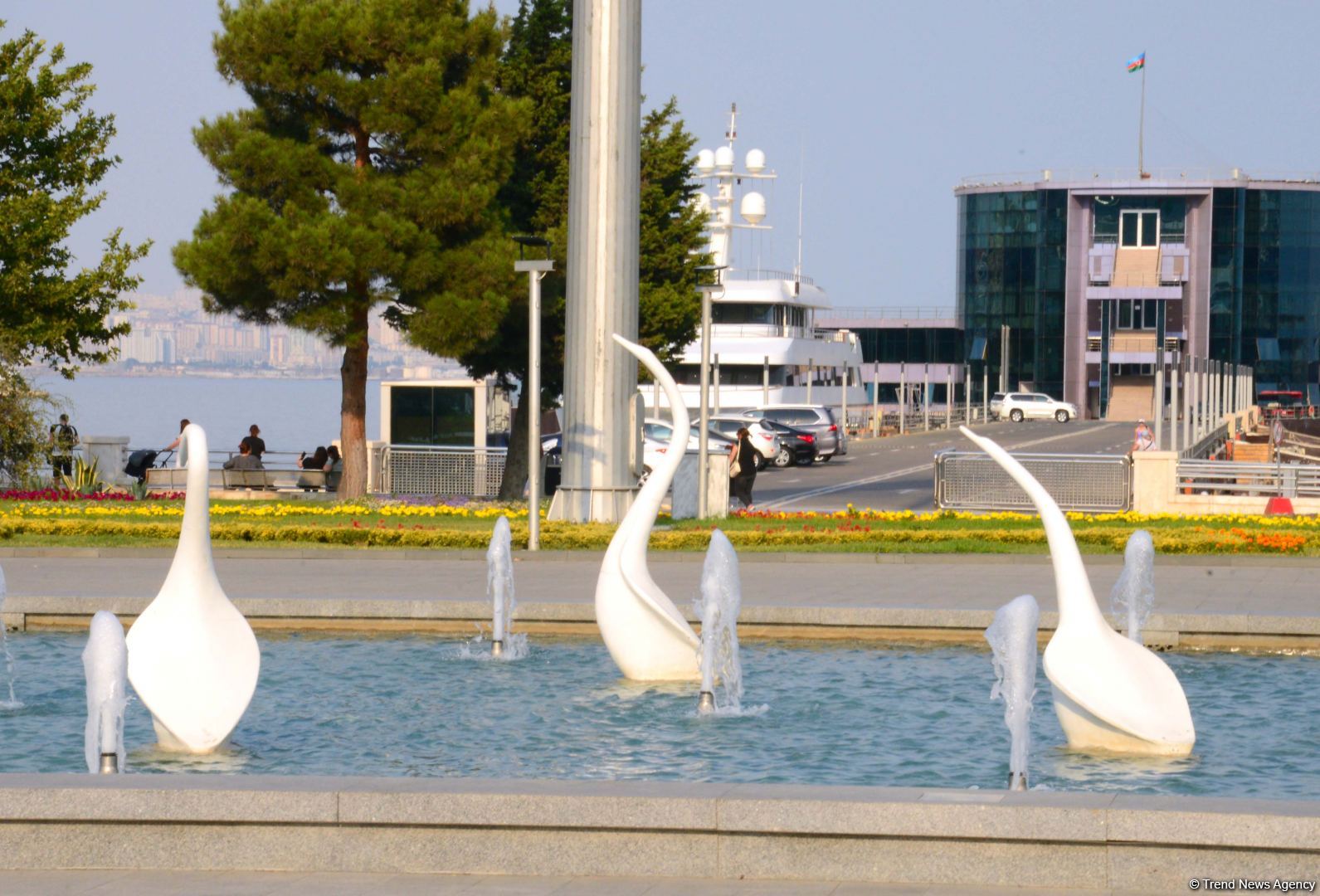 Бакинский бульвар - излюбленное место отдыха туристов и жителей столицы - ФОТОРЕПОРТАЖ