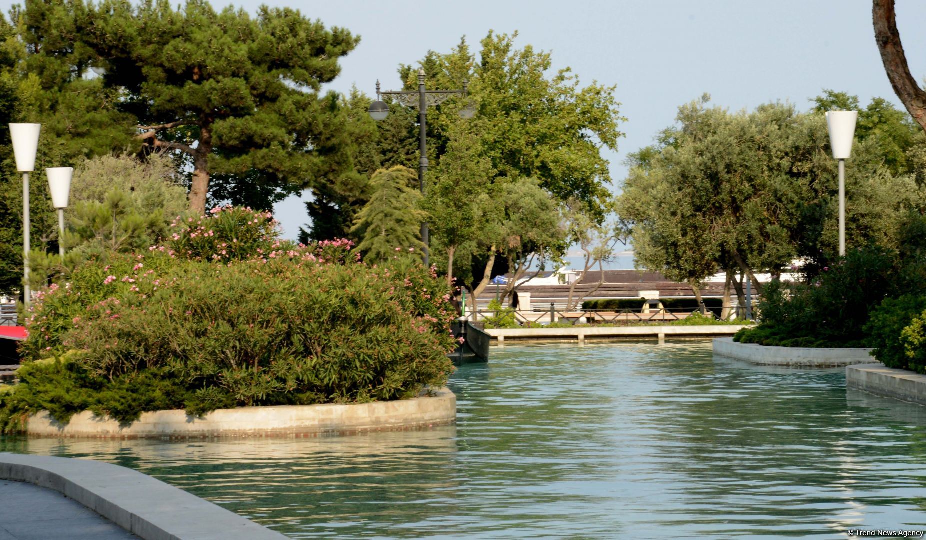 Бакинский бульвар - излюбленное место отдыха туристов и жителей столицы - ФОТОРЕПОРТАЖ