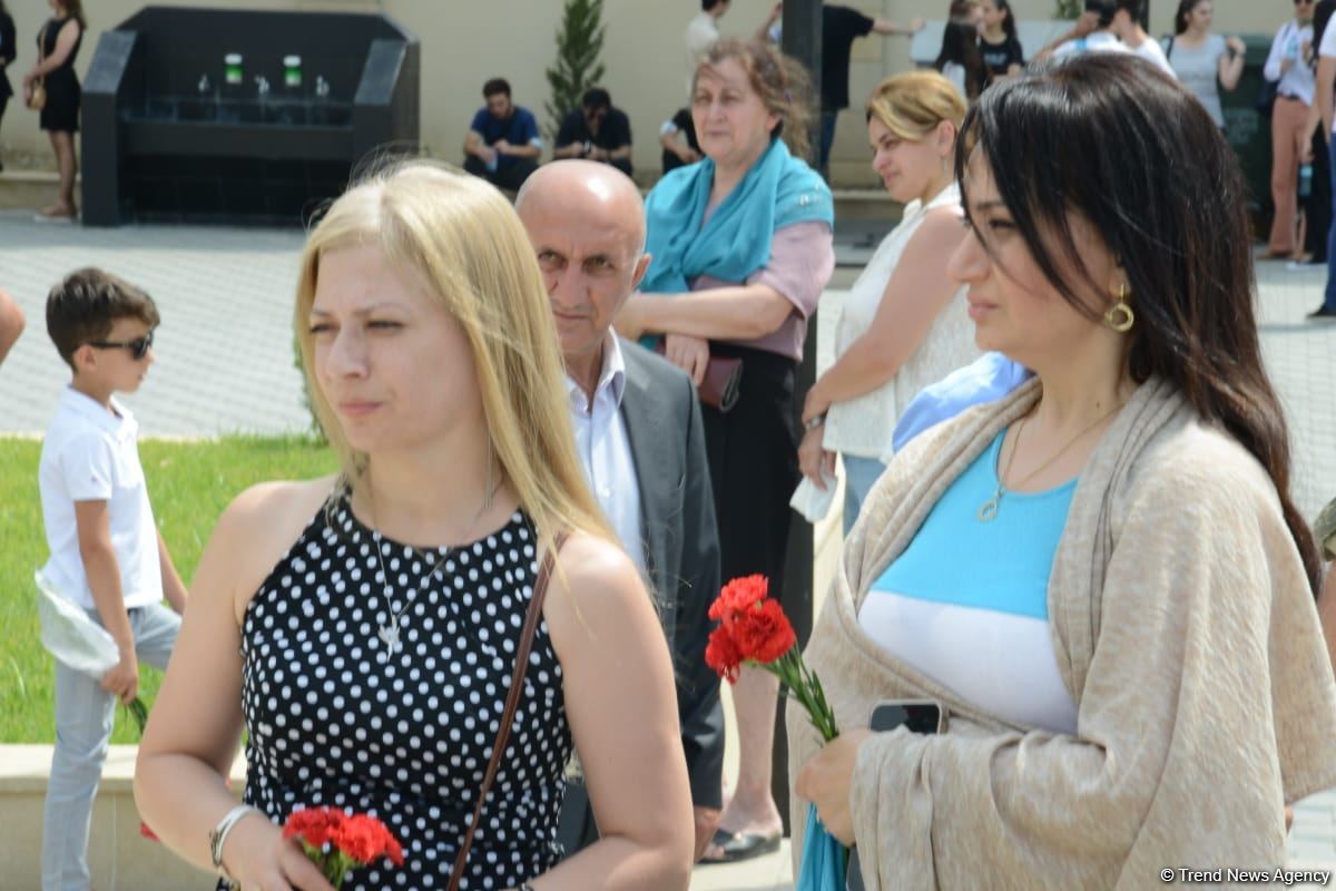 В Баку чтят память генерал-майора Полада Гашимова и полковника Ильгара Мирзоева (ФОТО)