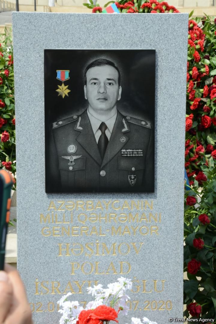 В Баку чтят память генерал-майора Полада Гашимова и полковника Ильгара Мирзоева (ФОТО)