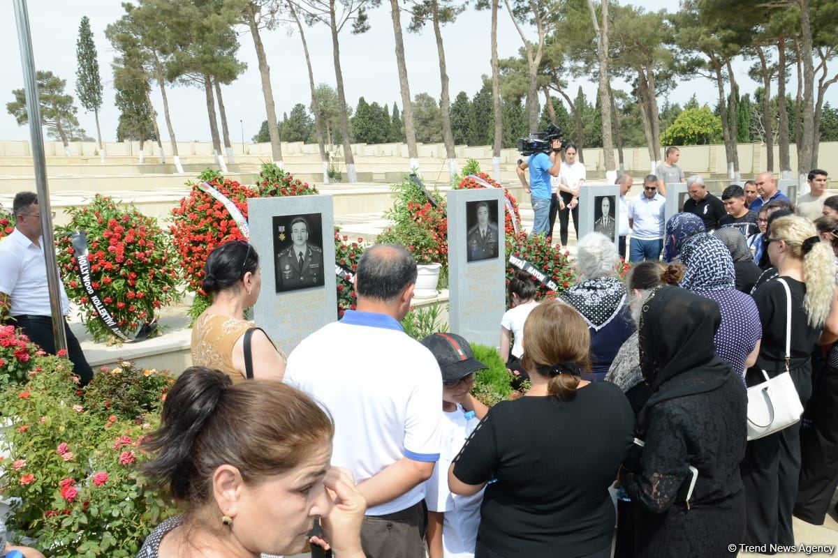 В Баку чтят память генерал-майора Полада Гашимова и полковника Ильгара Мирзоева (ФОТО)