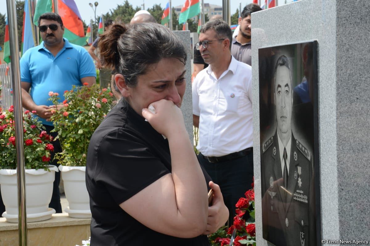 В Баку чтят память генерал-майора Полада Гашимова и полковника Ильгара Мирзоева (ФОТО)