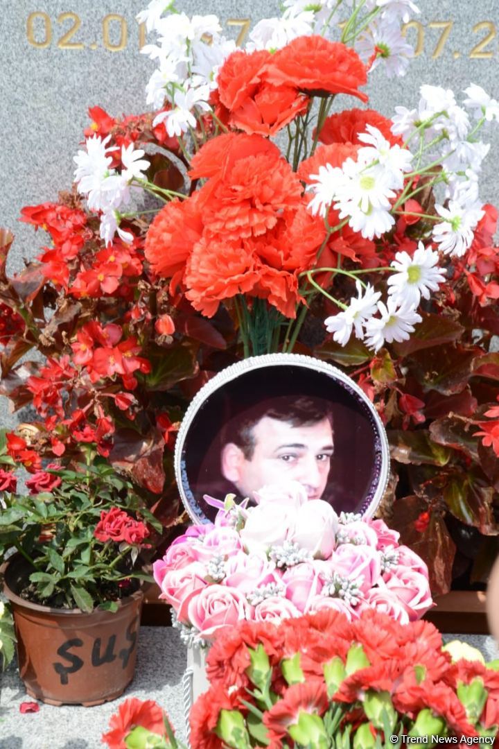 В Баку чтят память генерал-майора Полада Гашимова и полковника Ильгара Мирзоева (ФОТО)