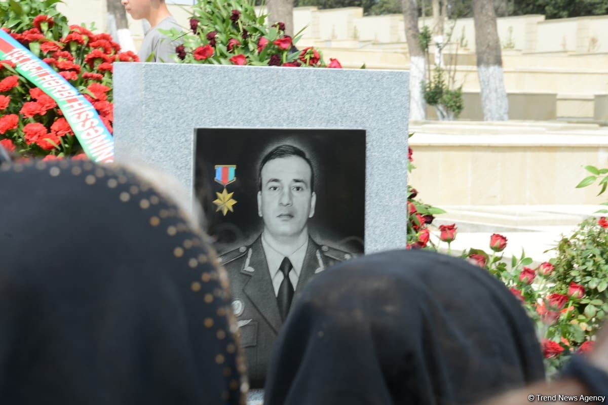 В Баку чтят память генерал-майора Полада Гашимова и полковника Ильгара Мирзоева (ФОТО)