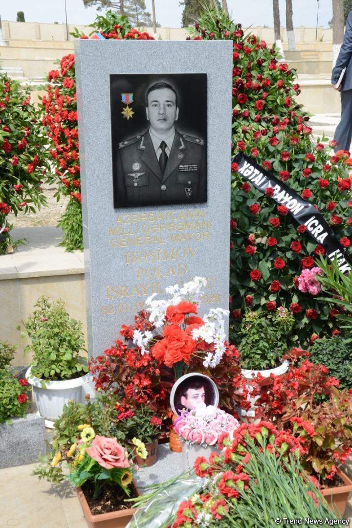 В Баку чтят память генерал-майора Полада Гашимова и полковника Ильгара Мирзоева (ФОТО)