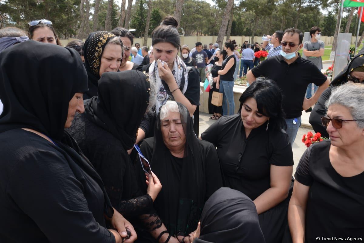 В Баку чтят память генерал-майора Полада Гашимова и полковника Ильгара Мирзоева (ФОТО)