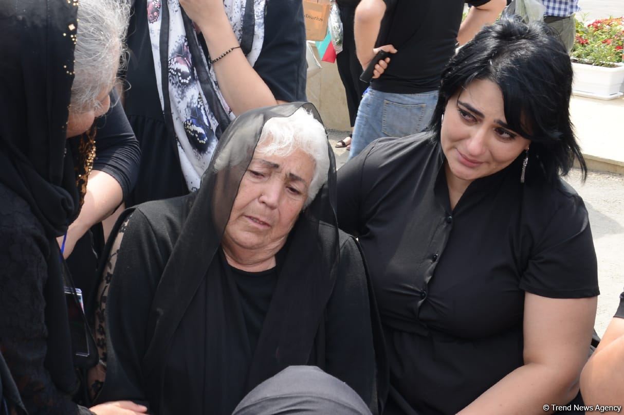 В Баку чтят память генерал-майора Полада Гашимова и полковника Ильгара Мирзоева (ФОТО)