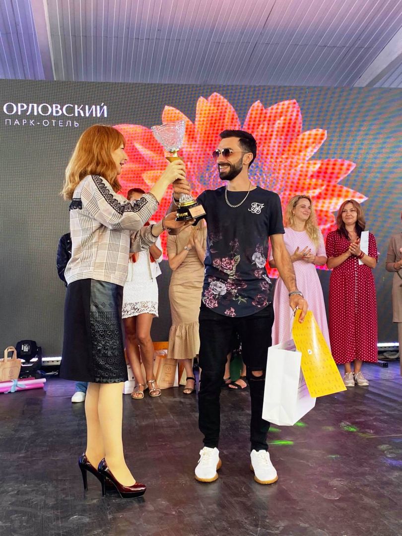 Цветочный шатер-зонтик азербайджанского флориста признан одним из лучших в России (ФОТО)