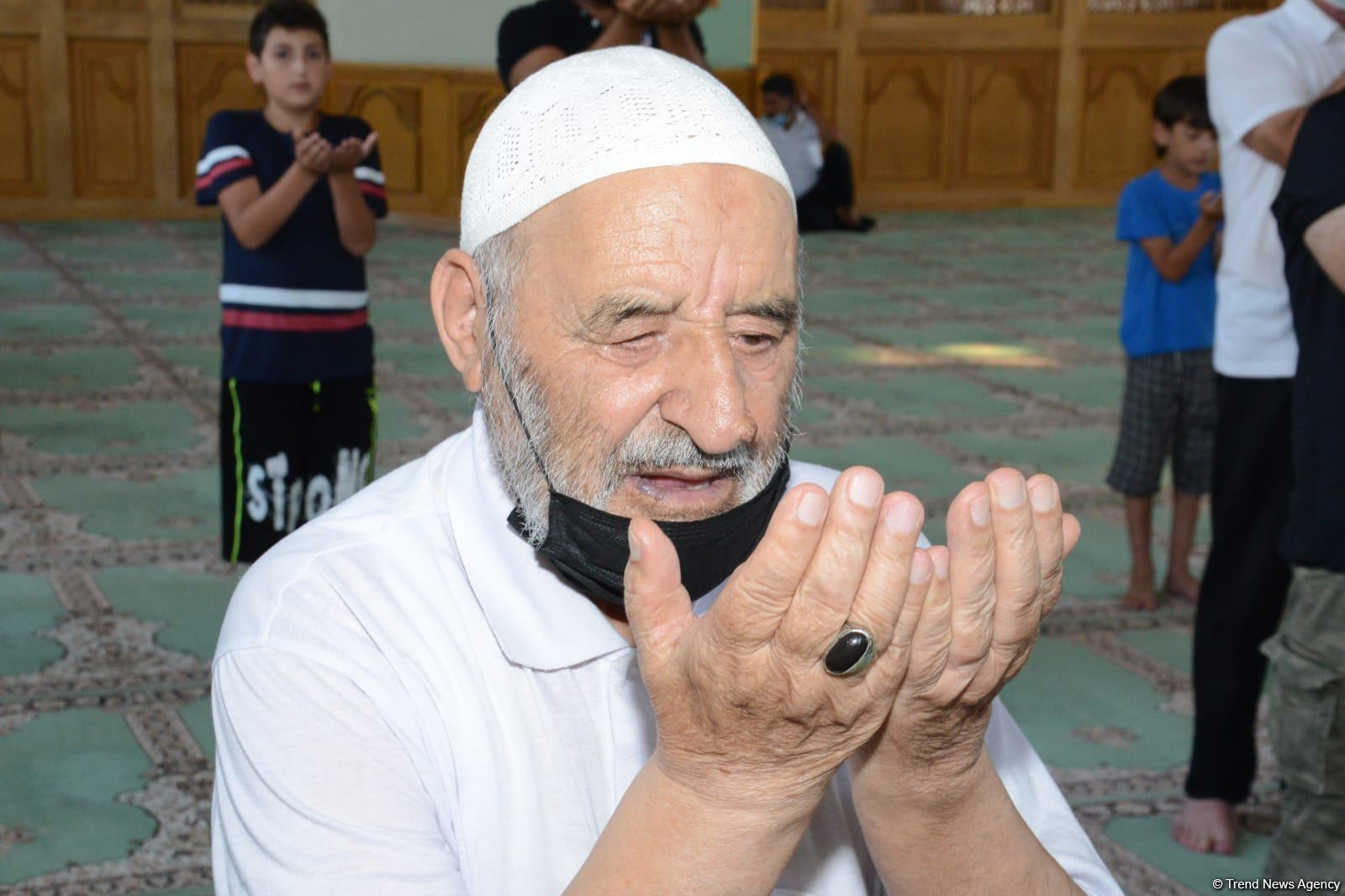 В мечетях Баку совершен праздничный намаз (ФОТО)