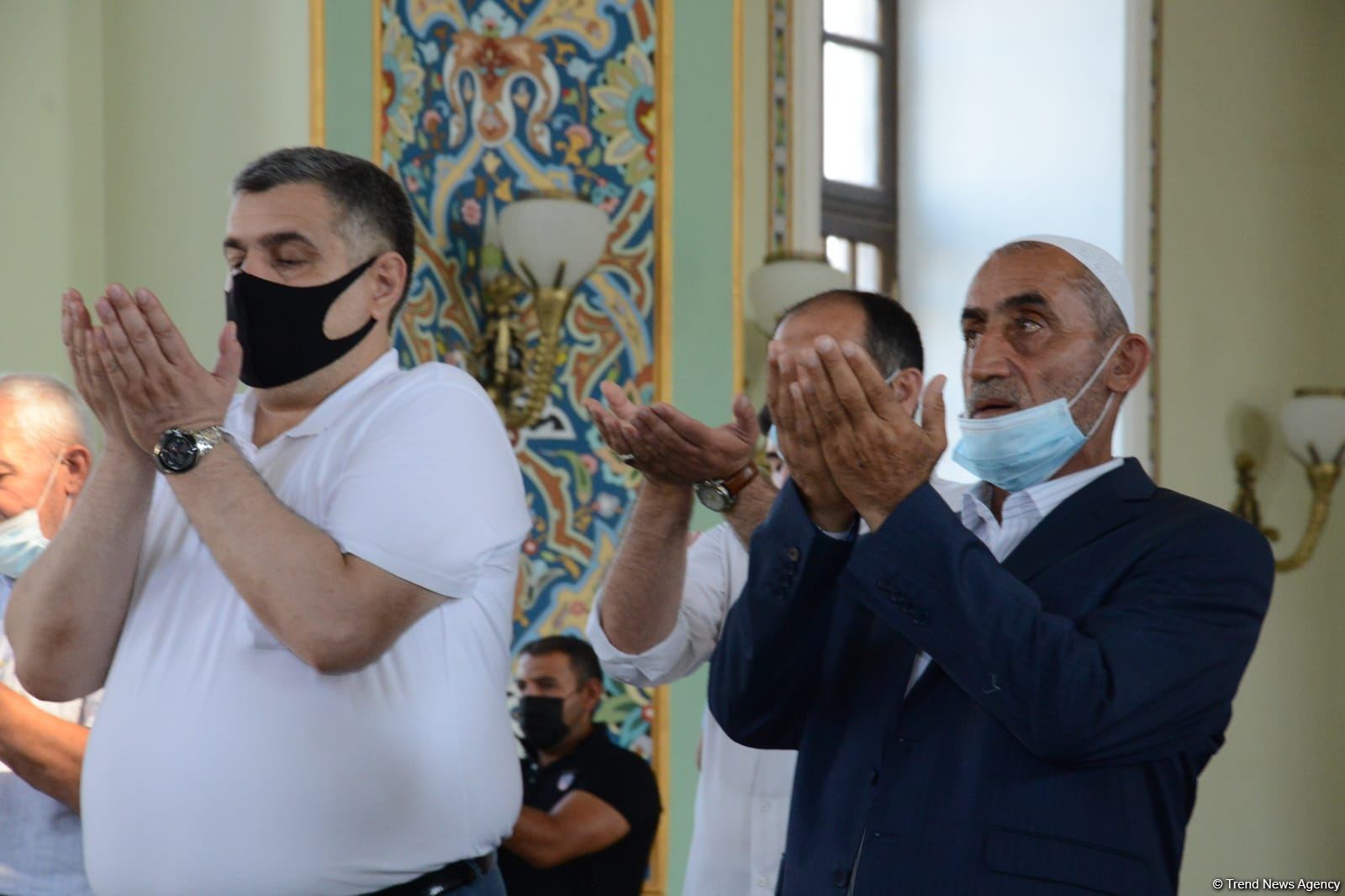 В мечетях Баку совершен праздничный намаз (ФОТО)