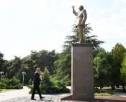 Президент Ильхам Алиев посетил памятник общенациональному лидеру в городе Нафталан (ФОТО)