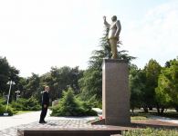 Президент Ильхам Алиев посетил памятник общенациональному лидеру в городе Нафталан (ФОТО)
