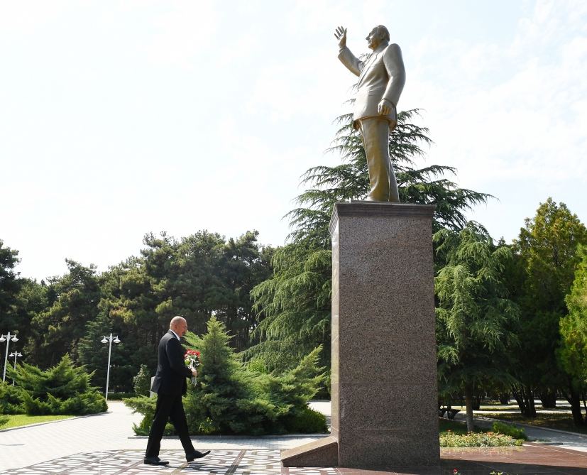 Президент Ильхам Алиев посетил памятник общенациональному лидеру в городе Нафталан (ФОТО)