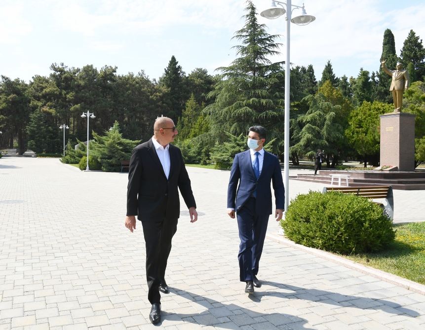 Президент Ильхам Алиев посетил памятник общенациональному лидеру в городе Нафталан (ФОТО)