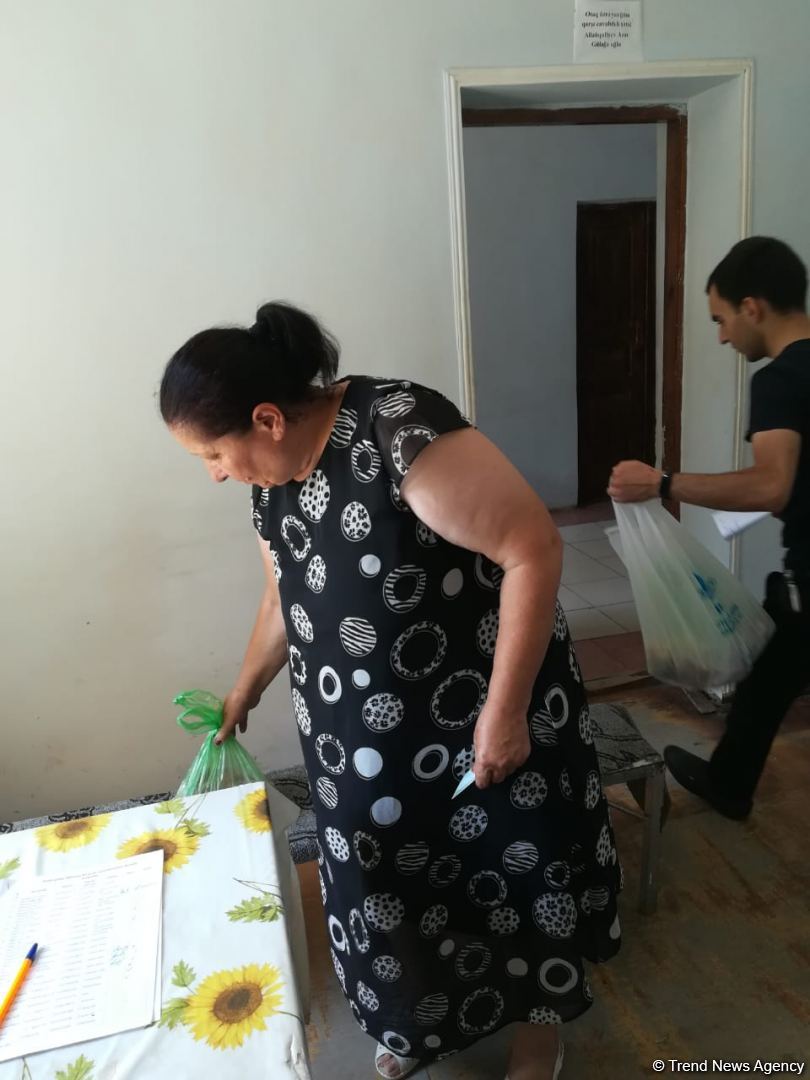 По инициативе депутата Севиль Микаиловой в Худате розданы праздничные подарки по случаю Гурбан байрамы (ФОТО)