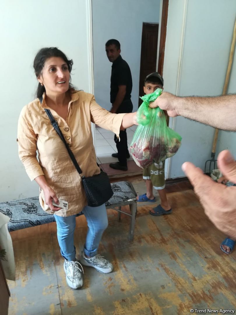 По инициативе депутата Севиль Микаиловой в Худате розданы праздничные подарки по случаю Гурбан байрамы (ФОТО)
