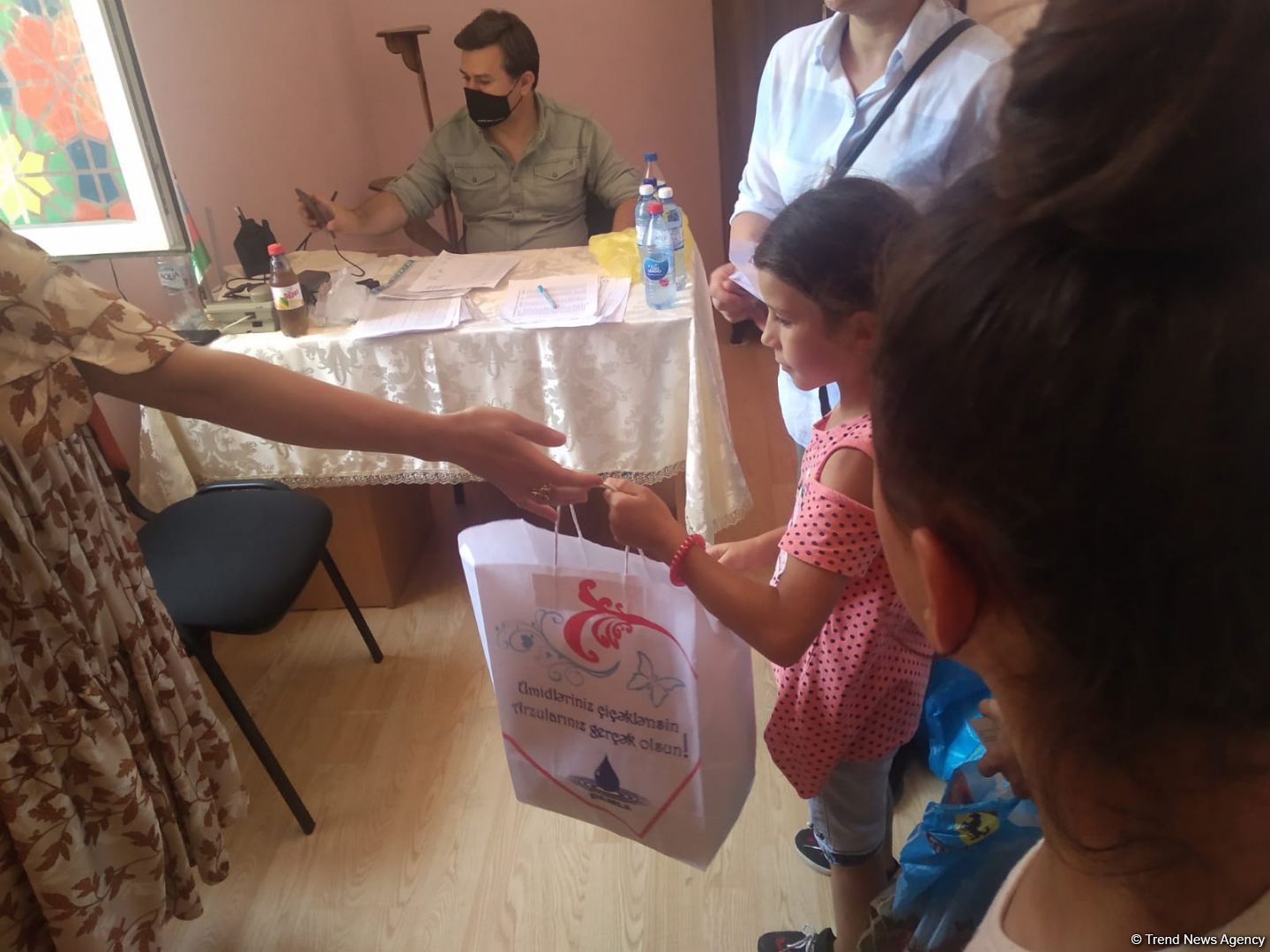 По инициативе депутата Севиль Микаиловой в Худате розданы праздничные подарки по случаю Гурбан байрамы (ФОТО)