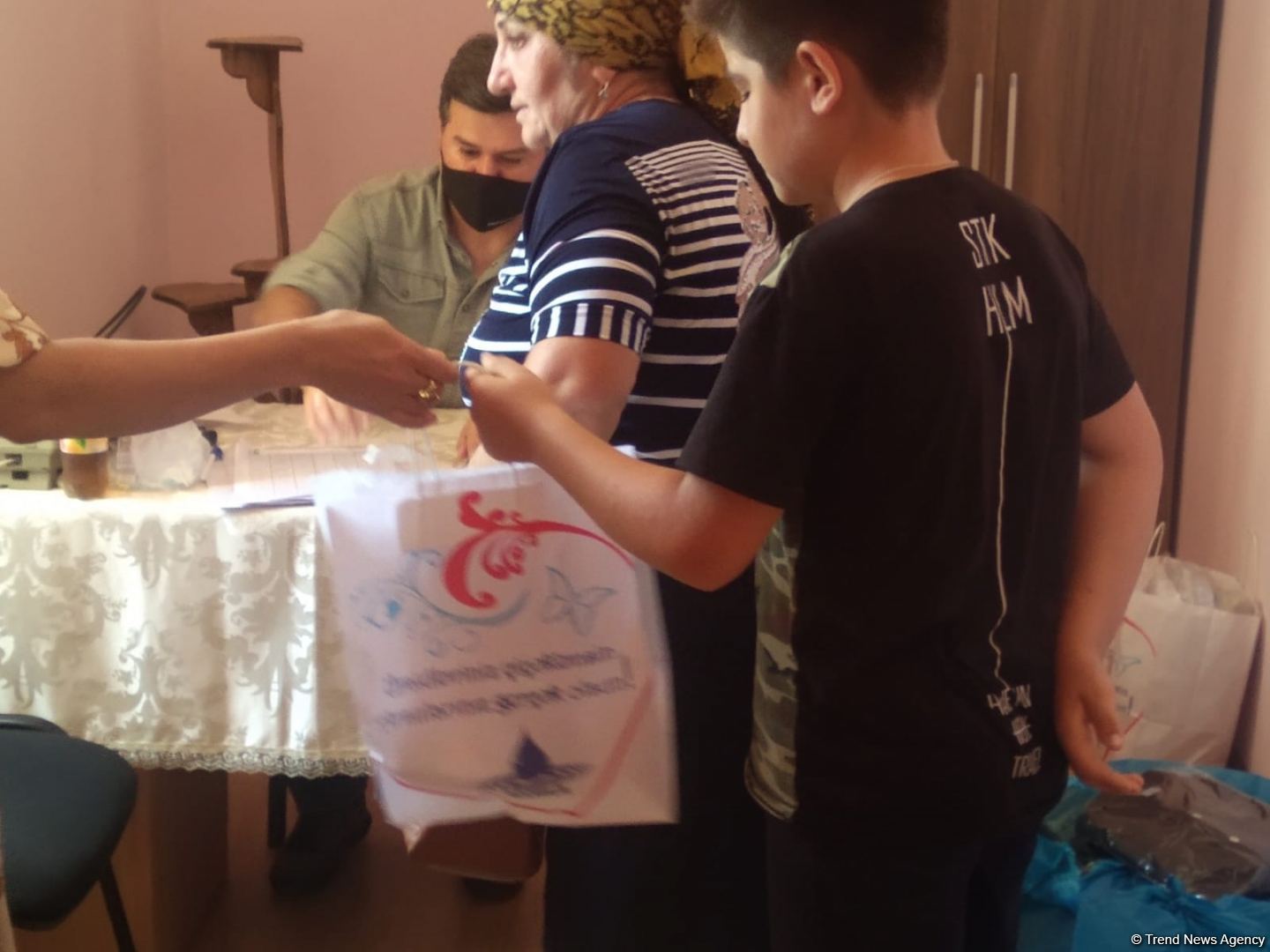 По инициативе депутата Севиль Микаиловой в Худате розданы праздничные подарки по случаю Гурбан байрамы (ФОТО)