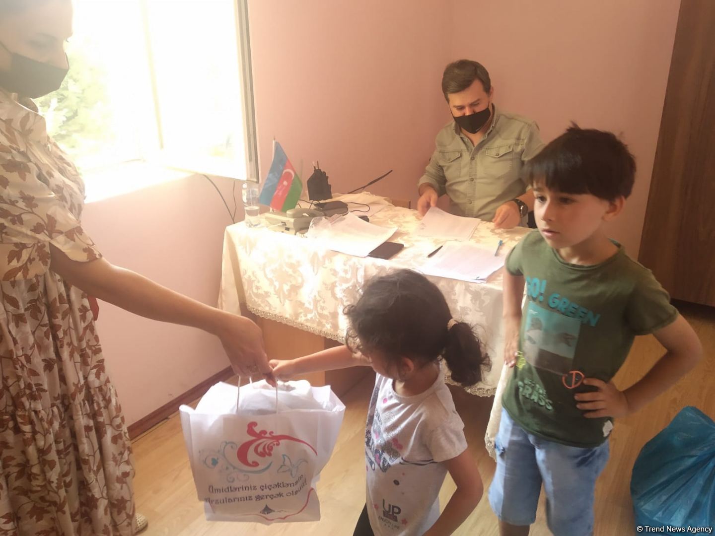 По инициативе депутата Севиль Микаиловой в Худате розданы праздничные подарки по случаю Гурбан байрамы (ФОТО)