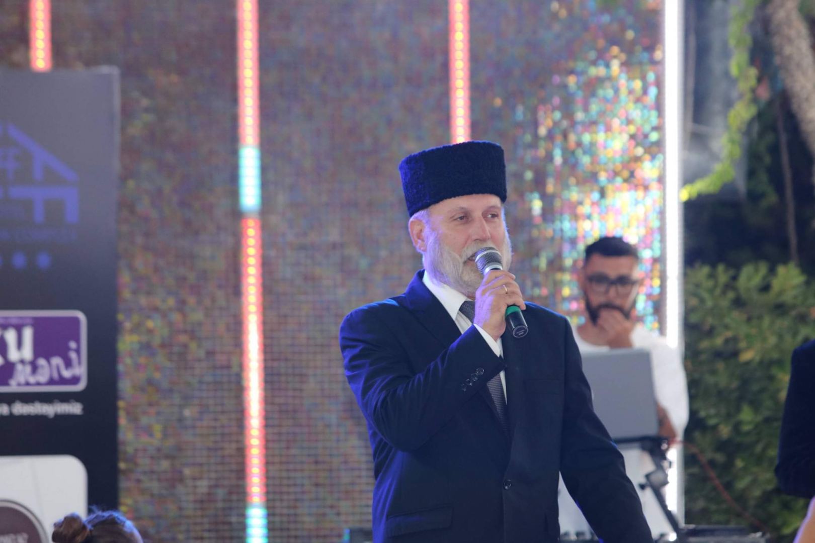 Аждар Зейналов в образе Гасан бека Зардаби. Церемония награждения артистов – друзей прессы (ВИДЕО, ФОТО)