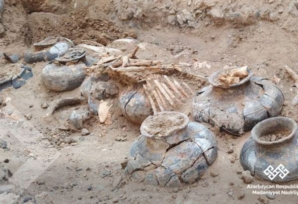 Археологические раскопки в Кешикчидаге - бронзовый меч, цилиндрическая печать и алтарь (ФОТО)