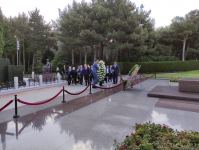 Делегация правящей партии Турции посетила Аллеи почетного захоронения и шехидов, а также монумент турецким воинам в Баку (ФОТО)