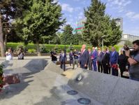 Делегация правящей партии Турции посетила Аллеи почетного захоронения и шехидов, а также монумент турецким воинам в Баку (ФОТО)