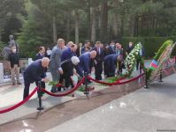 Делегация правящей партии Турции посетила Аллеи почетного захоронения и шехидов, а также монумент турецким воинам в Баку (ФОТО)