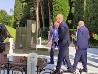 Делегация правящей партии Турции посетила Аллеи почетного захоронения и шехидов, а также монумент турецким воинам в Баку (ФОТО)