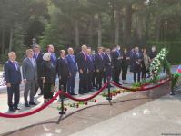 Делегация правящей партии Турции посетила Аллеи почетного захоронения и шехидов, а также монумент турецким воинам в Баку (ФОТО)